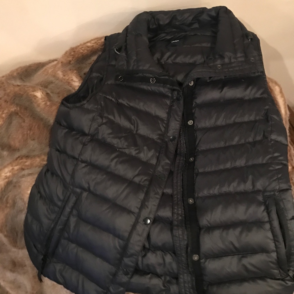 Gap black quilted vest size small